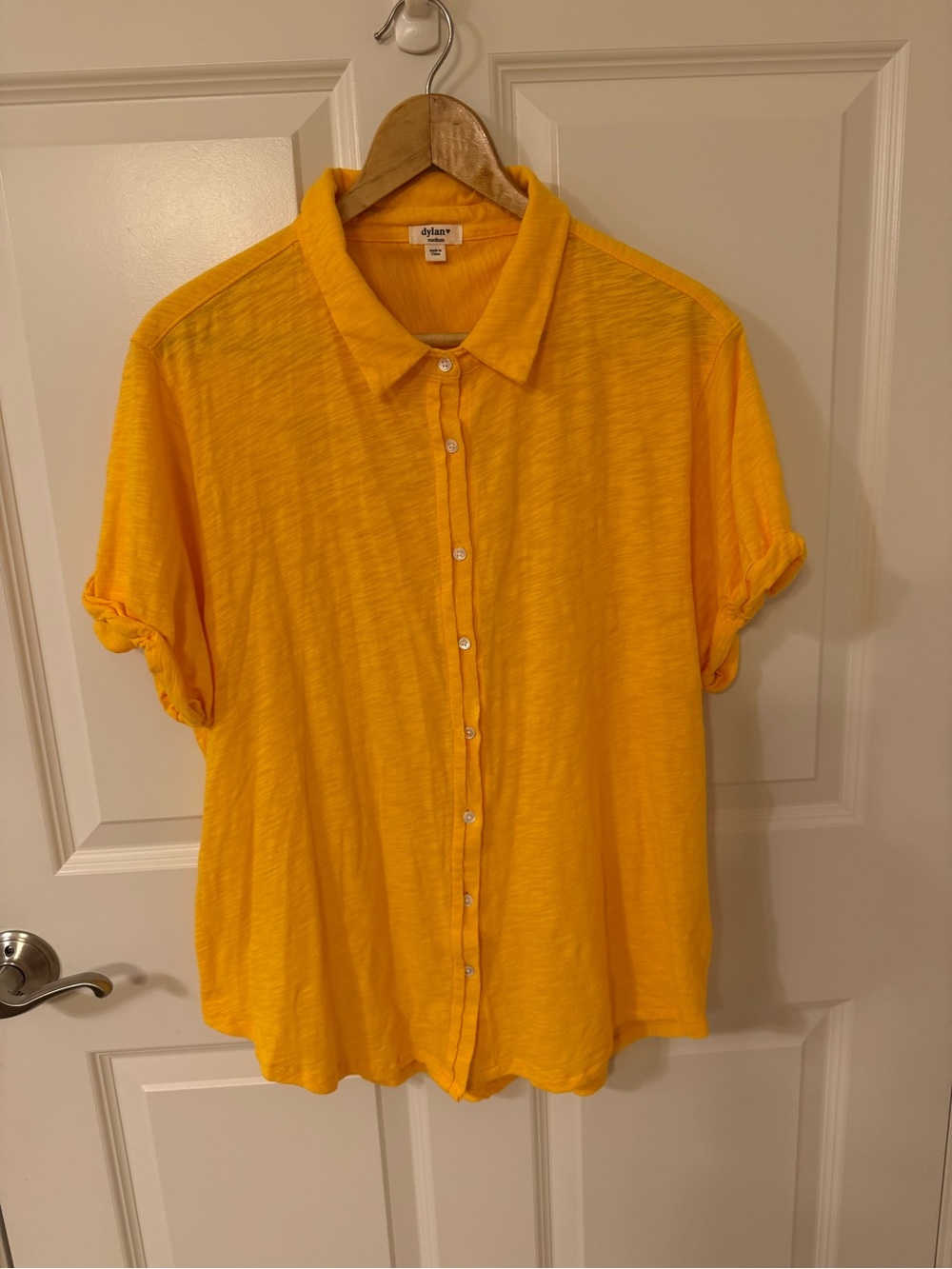 Anthropologie Dylan Button Women’s Medium Yellow Short Sleeve Top Shirt EUC